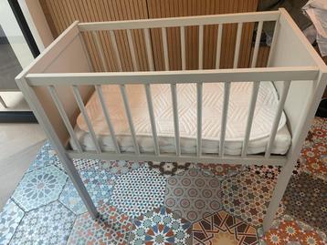 Witte babywieg met matras en topper - Zo goed als nieuw! beschikbaar voor biedingen