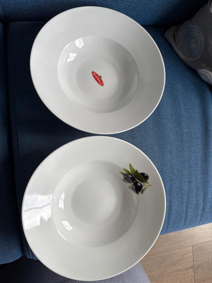 Twee diepe borden van Bertolli, Huis en Inrichting, Keuken | Servies, Gebruikt, Bord(en), Overige stijlen, Aardewerk, Ophalen