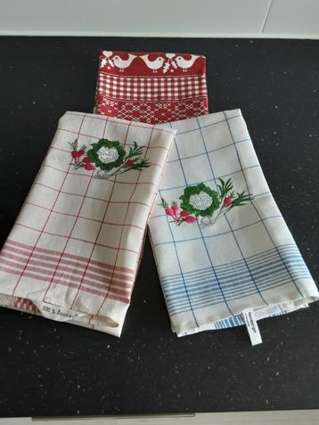 2 NIEUWE ZWITSERSE THEEDOEKEN + 1 AH THEEDOEK beschikbaar voor biedingen