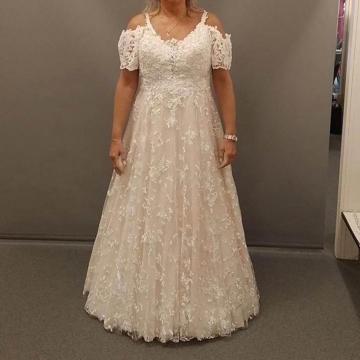 Trouwjurk maat 42 + hoepel en schoenen 38/39, Kleding | Dames, Trouwkleding en Trouwaccessoires, Ophalen of Verzenden