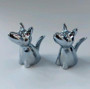 Twee UMBRA Zoola Ringhouders beschikbaar voor biedingen