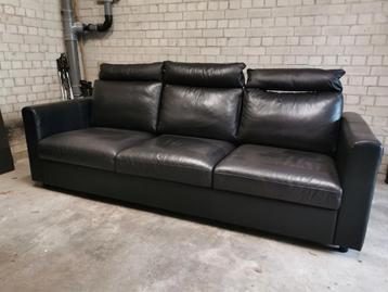 Zwarte lederen 3-zitsbank beschikbaar voor biedingen