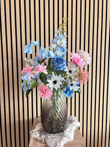 Prachtige vaas met kunsbloemen beschikbaar voor biedingen