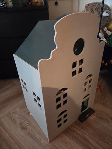 Poppenhuis grachtenpand met toebehoren  beschikbaar voor biedingen