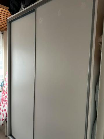 Degelijke kledingkast met  schuifdeuren. Geheel gratis - afbeelding 1