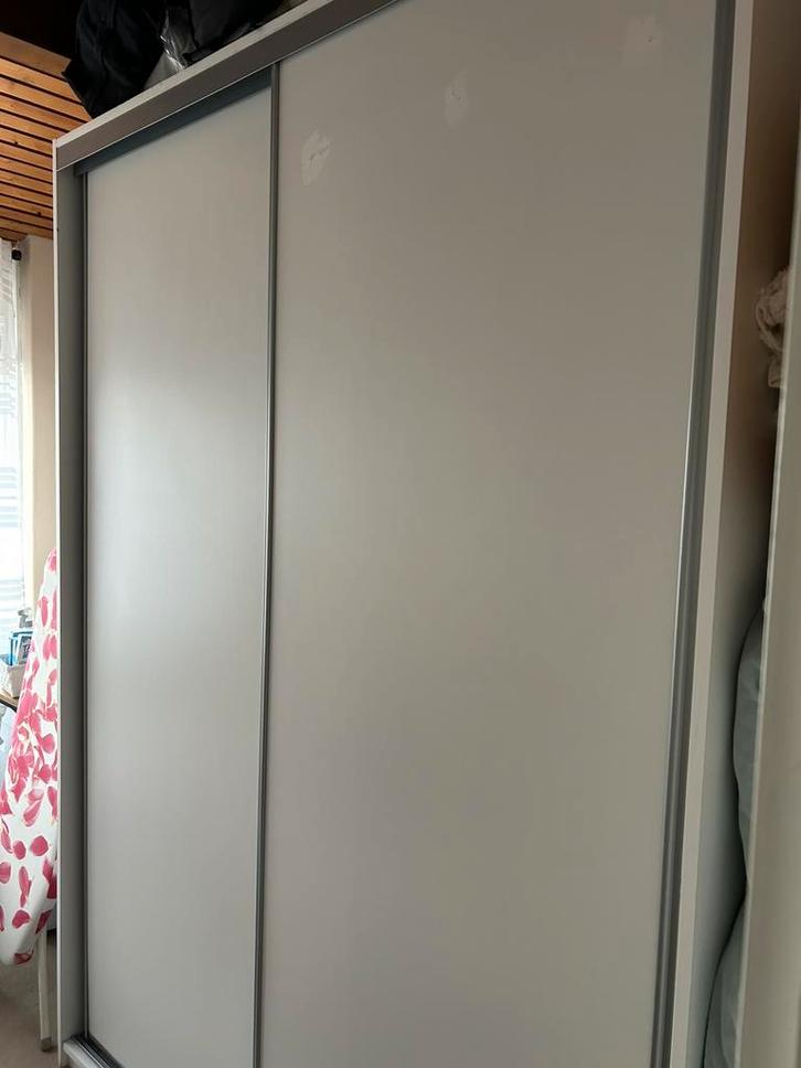 Degelijke kledingkast met  schuifdeuren. Geheel gratis, Huis en Inrichting, Kasten | Kledingkasten, Gebruikt, 200 cm of meer, 150 tot 200 cm