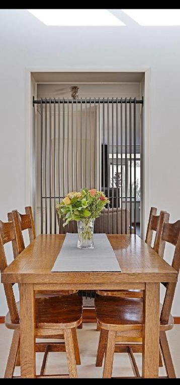 Moderne verticale zwarte radiator beschikbaar voor biedingen