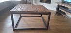 Wagonhouten salontafel met metalen frame, Huis en Inrichting, Ophalen, Gebruikt, 50 tot 100 cm, Vierkant