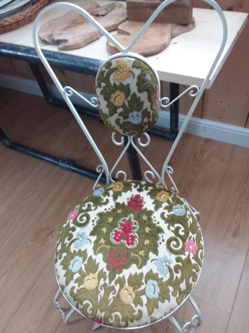 Vintage brocante ijzeren boudoir stoel, Antiek en Kunst, Curiosa en Brocante, Ophalen of Verzenden