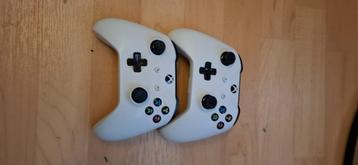 2 Xbox One S Controllers  beschikbaar voor biedingen