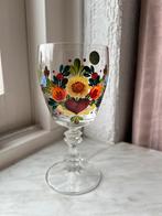 Handgeschilderd wijnglas met bloemmotief, Antiek en Kunst, Antiek | Glas en Kristal, Ophalen of Verzenden