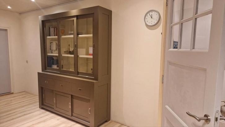 Vitrinekast met schuifdeuren en lades, Huis en Inrichting, Kasten | Buffetkasten, Zo goed als nieuw, 200 cm of meer, 150 tot 200 cm
