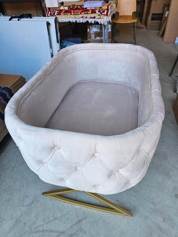 Nieuwe Luxe Babywieg – Roos of grijs, Goudkleurig Onderstel beschikbaar voor biedingen