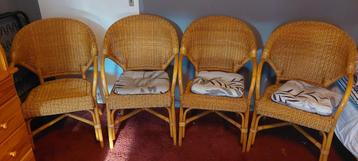4 rieten stoelen met 4 kussens! beschikbaar voor biedingen