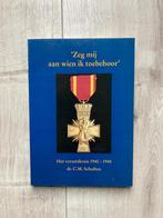 Naslagwerk Verzetskruis Medaille onderscheiding verzet, Verzamelen, Verzenden, Nederland, Embleem of Badge