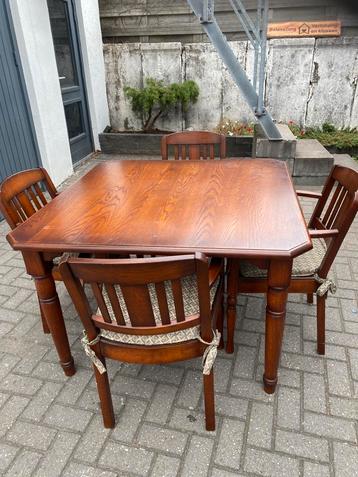 Eettafel eikenhout met 4 stoelen. beschikbaar voor biedingen
