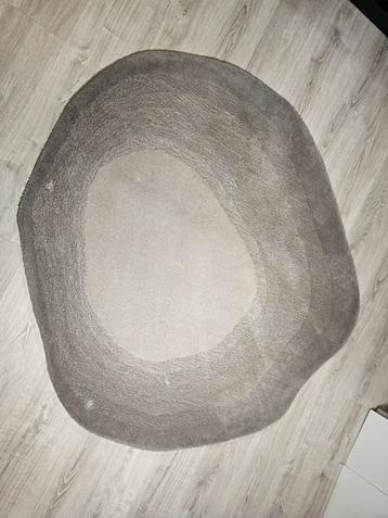 Grijs vloerkleed  beschikbaar voor biedingen