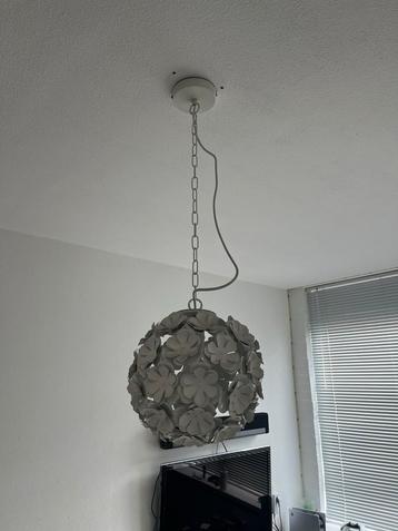 Hanglamp met bloemen beschikbaar voor biedingen