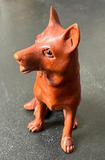 Houten Netsuke van een hond beschikbaar voor biedingen
