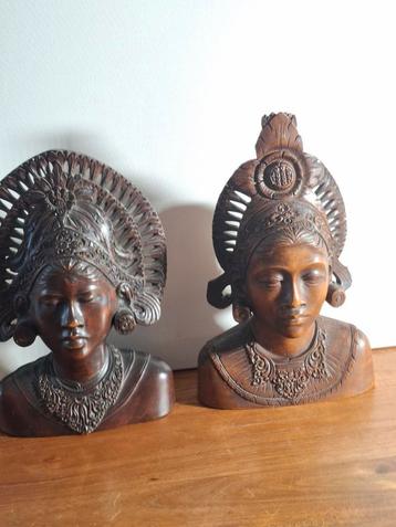 Twee Indonesische bustes.  beschikbaar voor biedingen
