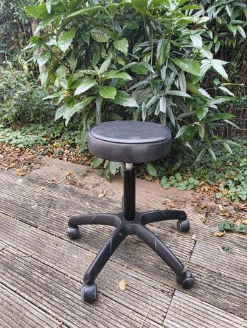 Kruk rond op wieltjes beschikbaar voor biedingen