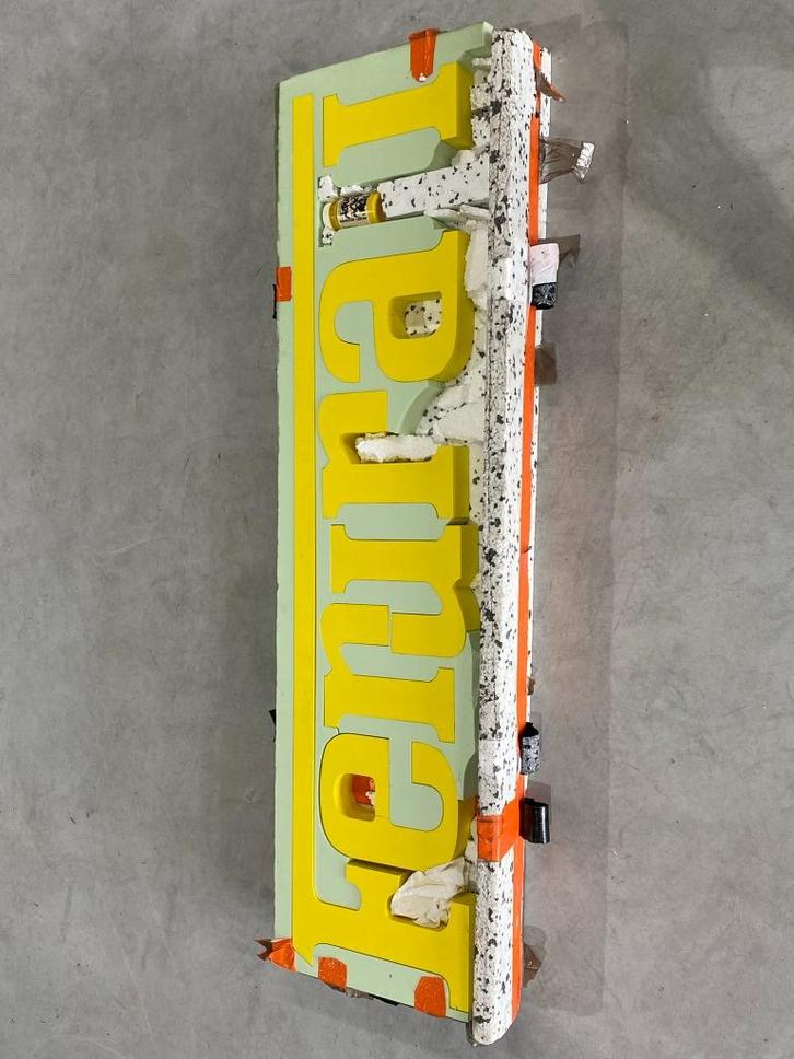 Ferrari garage/werkplaats letters gemaakt van schuim 121cm, Verzamelen, Automerken, Motoren en Formule 1, Gebruikt, Auto's, Ophalen