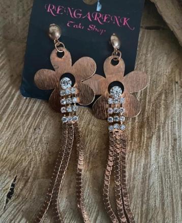 Gouden bloem oorbellen met strass beschikbaar voor biedingen