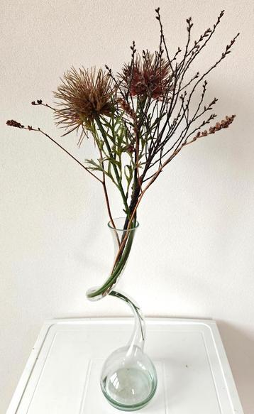 Siervaas met kunstbloemen beschikbaar voor biedingen