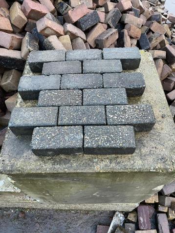 gebruikte betonklinkers bkk zwart beschikbaar voor biedingen