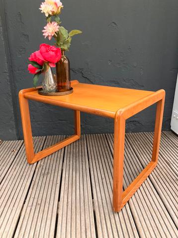 Vintage Scandinavische bijzettafel beschikbaar voor biedingen