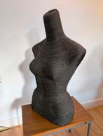 Vrouwen buste van donker bruin touw, sieraden display., Ophalen