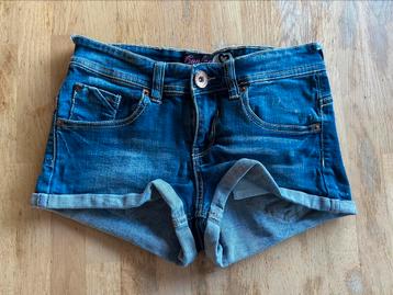 Short maat S beschikbaar voor biedingen