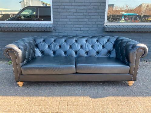 Engels Chesterfield bank zwart GRATIS BEZORGD, Huis en Inrichting, Banken | Voetenbanken en Poefen, Gebruikt, 125 cm of meer, Rechthoekig