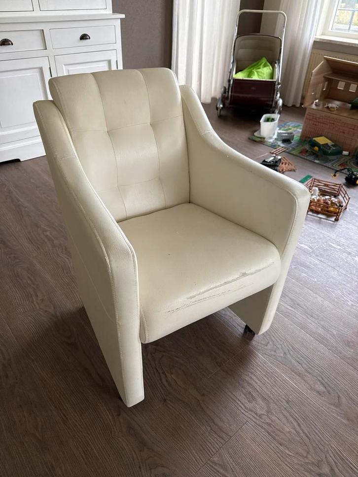 GRATIS Witte eetkamer stoelen (6x)met wieltjes, Huis en Inrichting, Fauteuils, Gebruikt, Kunststof, Minder dan 50 cm, Minder dan 75 cm