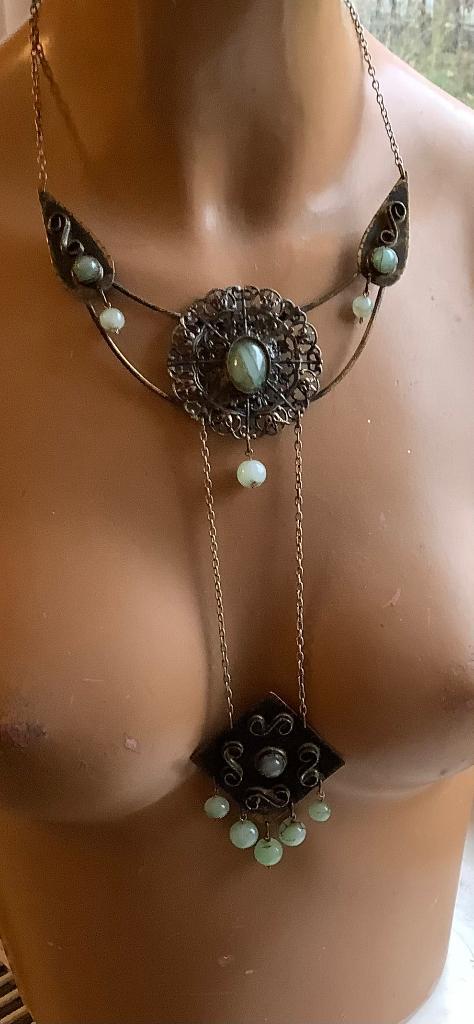 Jaren 50 ketting, smeedijzer: grote hanger en groene stenen, Sieraden, Tassen en Uiterlijk, Antieke sieraden, Ketting, Overige materialen