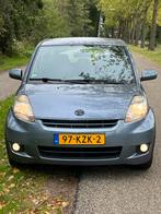 Daihatsu Sirion 1.0 51KW 2010 Grijs, Auto's, Daihatsu, Voorwielaandrijving, Stof, Metallic lak, Handgeschakeld