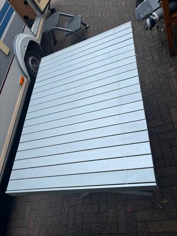 Tafel aluminium beschikbaar voor biedingen