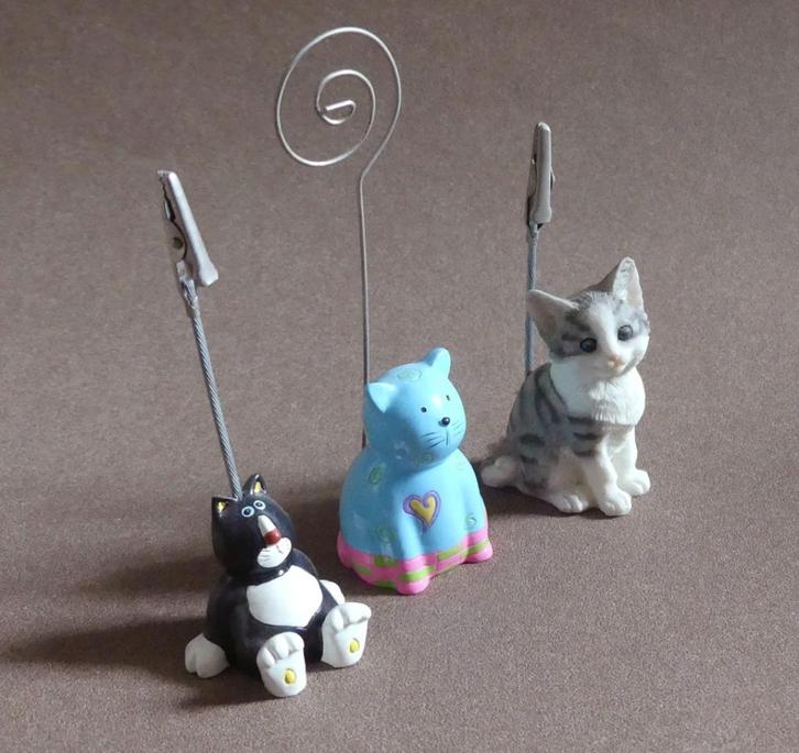 Drie kattenbeeldjes kaarthouders poezenbeeldjes, Verzamelen, Beelden en Beeldjes, Gebruikt, Dier, Ophalen of Verzenden