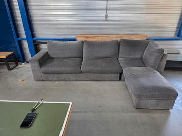 Hoekbank met hocker beschikbaar voor biedingen