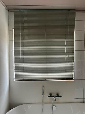 Lichtgrijze luxaflex beschikbaar voor biedingen