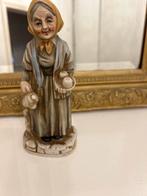 Oude Vrouw Porseleinen Figuur, Antiek en Kunst, Kunst | Beelden en Houtsnijwerken, Ophalen of Verzenden