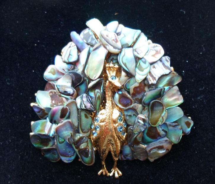 Sjaalclip. Atelier  Canavate Riera. Pauw met parelmoer., Sieraden, Tassen en Uiterlijk, Broches, Nieuw, Overige materialen, Goud