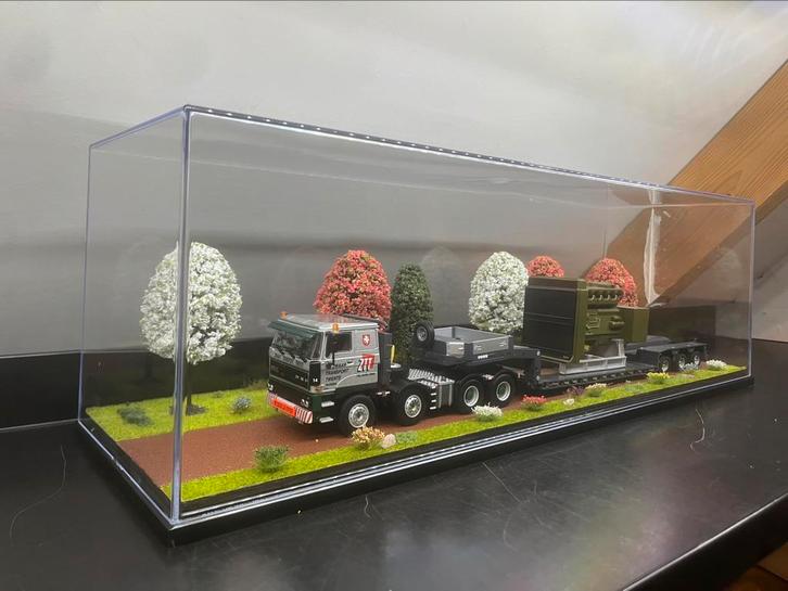 Stolp/vitrine met diorama (51cm), Hobby en Vrije tijd, Modelauto's | 1:50, Nieuw, Overige typen, Overige merken, Ophalen of Verzenden