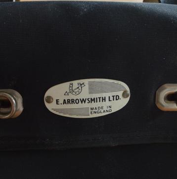 leuk oud vintage fietszadeltasje met inhoud  beschikbaar voor biedingen