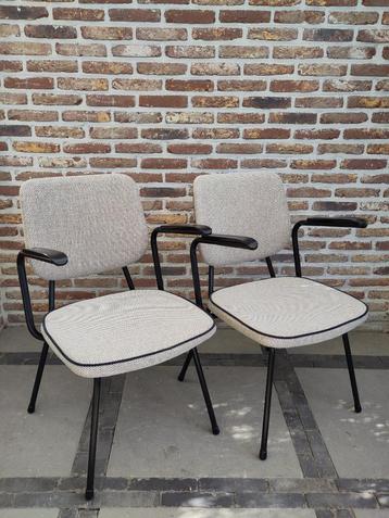 2 fauteuils nieuw gestoffeerd beschikbaar voor biedingen