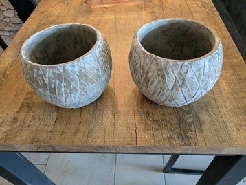 2 x bloempotten  beschikbaar voor biedingen