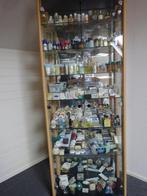 Volle glazen vitrinekast met verzameling zeepjes en flacons, Ophalen