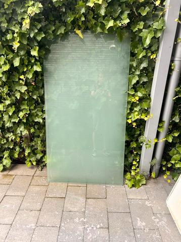 Gratis glazen bureau blad beschikbaar voor biedingen