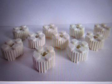 nr. 5764, 10 witte 2x2 stenen, geribbeld. Verzenden mogelijk beschikbaar voor biedingen
