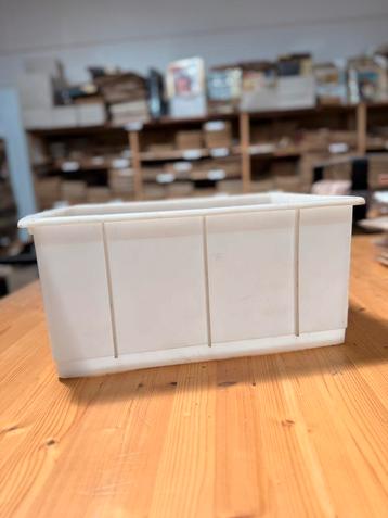 Witte gesloten bakken 45 x 33 x 20 beschikbaar voor biedingen
